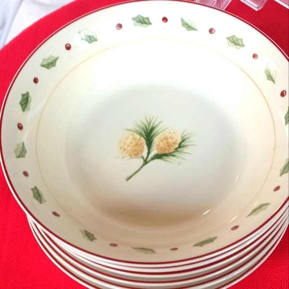 12 MB Merry Brite Soup Bowl - Picture 1 of 7